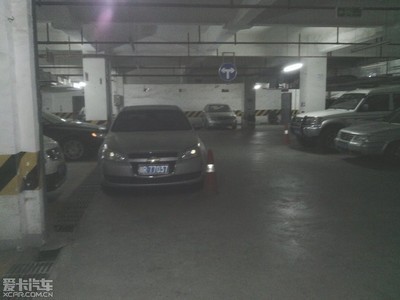 小区地下停车场,这车停的…忍不住想问候它!_四川汽车论坛_XCAR 爱卡汽车俱乐部